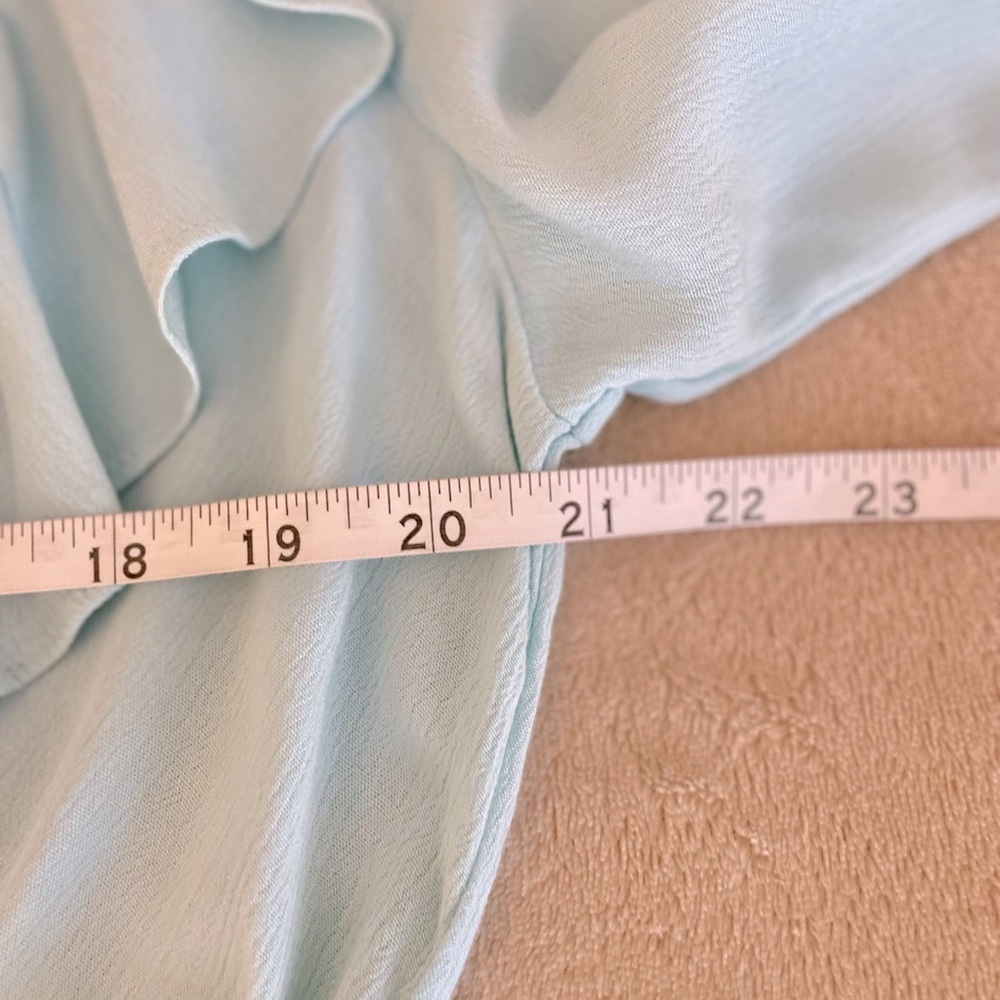 BCBGeneration Flutter Lightweight V-Neck Blouse - Size M - Picture 7 of 10